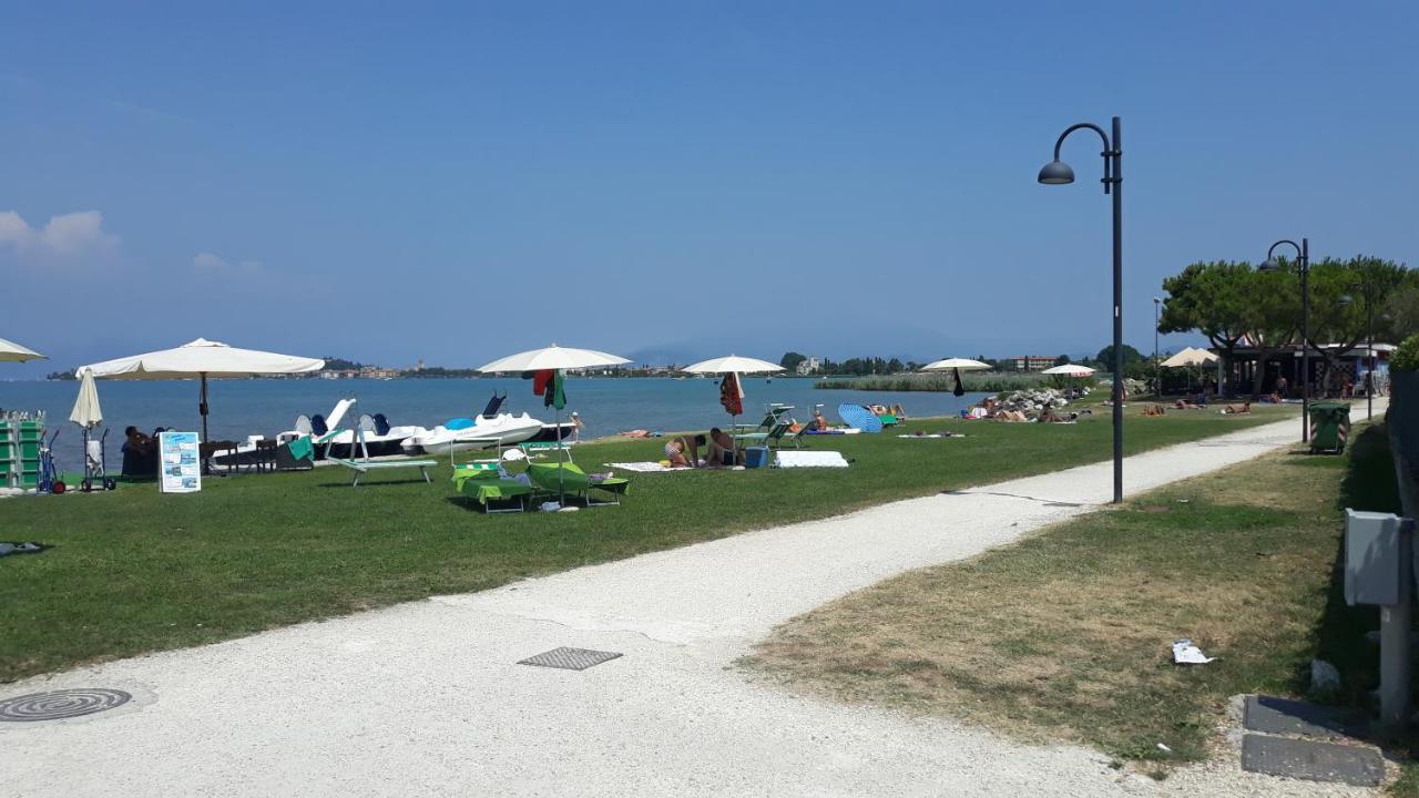 Villa Ida - 2 bedrooms apartment with private garden Sirmione Exteriör bild