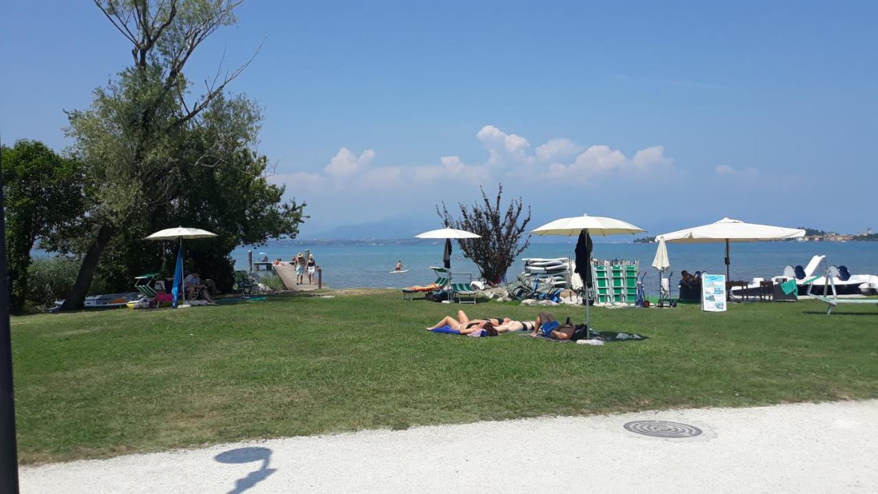 Villa Ida - 2 bedrooms apartment with private garden Sirmione Exteriör bild